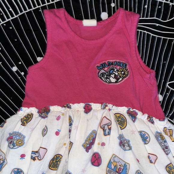Cute hippie adventure themed girl’s dress size 4 + Disney princess extras - Picture 2 of 6